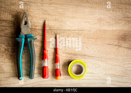 Ensemble d'outils composé de pinces, tournevis et du scotch Banque D'Images