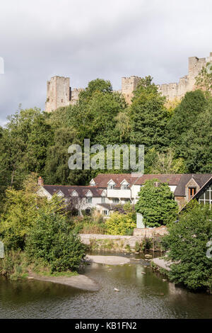 Ludlow Castle surplombant la ville de marché de Ludlow, Shropshire, England, UK Banque D'Images