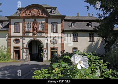 Allemagne, Hessia, Arnsberg près de Lich, Hessians supérieurs, Wetteraukreis, ruine d'une ancienne abbaye bénédictine, baroque Pdirect, établit en 1774-77 de père Cölestin Wagner, armoiries abbé, statue du Saint Bernhard von Clairvaux, accès à la cour abbatiale, Banque D'Images