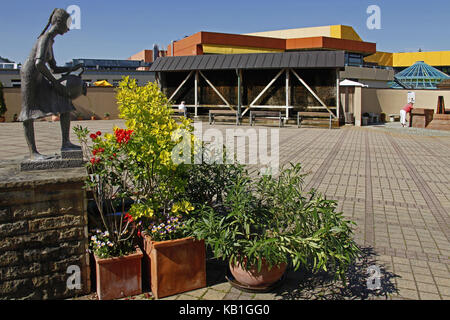 Allemagne, Hessia, Bad Soden-Salmünster, parc de la station santé, maison de la station santé, maison de remise des diplômes, bain thermal de fond, invités spa, sculpture, eau minérale King's Heinrich, Banque D'Images