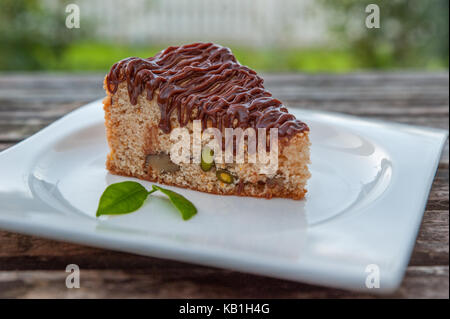 Gâteau au chocolat maison avec tasse de café Banque D'Images