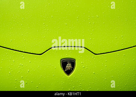 Lamborghini huracán lp 610-4 détails bonnet avec badge, citron vert et de gouttes de peinture. Banque D'Images