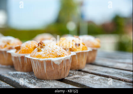 Petits gâteaux faits maison avec du citron sur une table en bois Banque D'Images