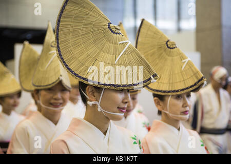 Danseurs sur le quartier de Shinjuku, Tokyo, festival Banque D'Images