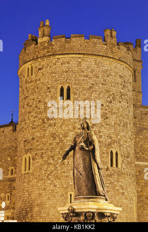 L'Angleterre, Berkshire, Windsor, Windsor Castle, statue de la reine Victoria, Banque D'Images