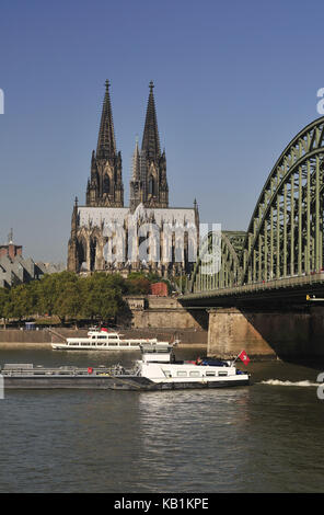 Allemagne, Rhénanie-du-Nord-Westphalie, Cologne, ville, Rhin et cathédrale, Hohenzollernbrücke, bateau intérieur, Banque D'Images