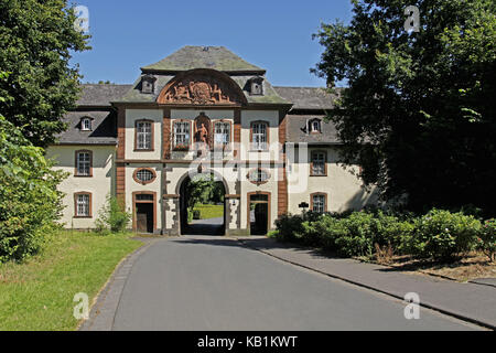 Allemagne, Hessia, Arnsberg près de Lich, Hessians supérieurs, Wetteraukreis, ruine d'une ancienne abbaye bénédictine, baroque Pdirect, établi par le père Cölestin Wagner, armoiries abbé, statue du Saint Bernhard von Clairvaux, accès à la cour abbatiale, Banque D'Images