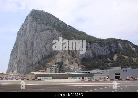 Le rocher de Gibraltar, vue de l'aéroport de Gibraltar. Banque D'Images