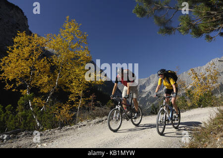 Vtt dans les montagnes du Karwendel automnaux, Tyrol, Autriche, Banque D'Images
