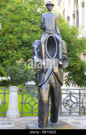 Franz Kafka Skulptur alors que synagogue espagnole à Prague, République tchèque, Banque D'Images