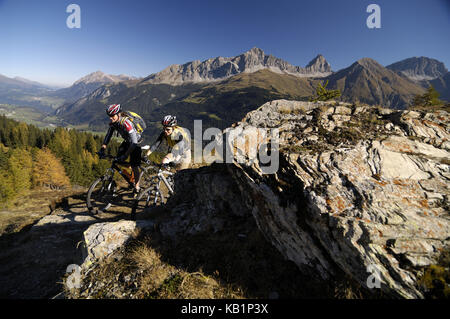 Couple, vtt à proximité tschierv, canton des Grisons, Suisse, Banque D'Images