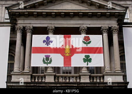 L'hôtel de ville de Montréal affichant le nouveau drapeau de la ville d'honorer les peuples autochtones du Québec. Banque D'Images