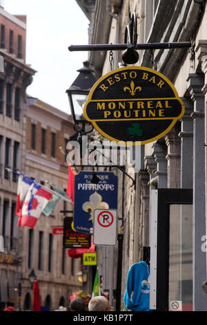 Boutiques et restaurant panneaux le long de la rue St-paul dans le Vieux Montréal Banque D'Images