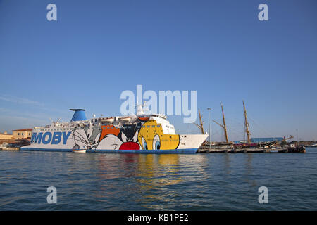Moby Lines Ferries pour la Sardaigne dans le port de ferries de Livourne, Toscane, Italie, Europe du sud, Banque D'Images
