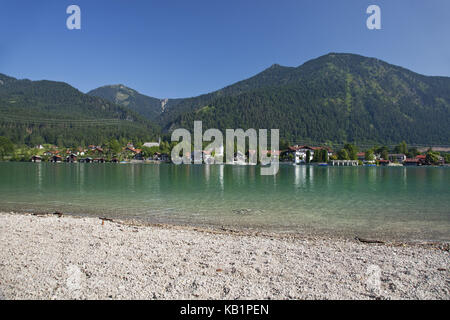 Vue de la péninsule de Zwergern au village Walchensee au lac Walchensee, Bavière, Allemagne, Banque D'Images