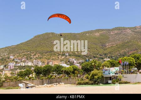 L'atterrissage parapente dans une zone spéciale à plage de Cléopâtre à Alanya (Turquie). Banque D'Images