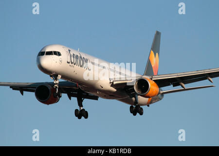 Les voyages aériens. Condor Flugdienst Boeing 757-300 passenger jet avion en approche. Libre Vue de face. Banque D'Images