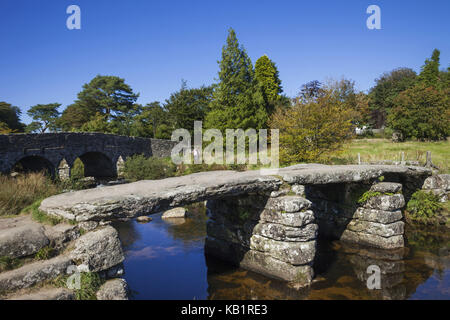 L'Angleterre, Devon, Dartmoor, postbridge, pont de pierre, clapper bridge, Banque D'Images