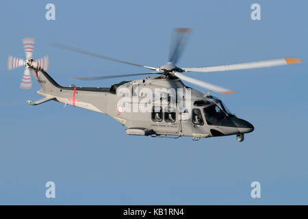 Hélicoptère volant dans les airs. AgustaWestland AW139 patrouille maritime et avions de recherche et de sauvetage des forces armées maltaises contre un ciel bleu. Banque D'Images