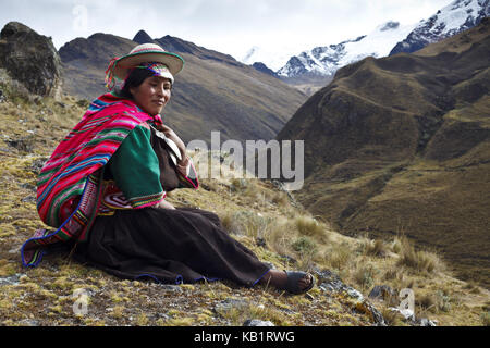 La Bolivie, la cordillère Apolobamba, kallawaya, femme, costume traditionnel, Banque D'Images