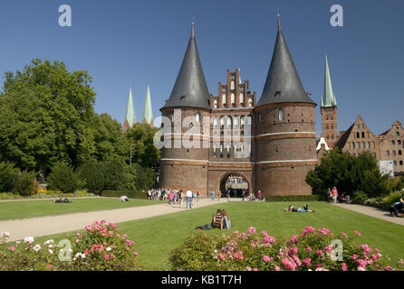 Allemagne, Schleswig-Holstein, Lübeck, Holstentor de 1478, tours de Saint-Marien et église Saint-Pierre, Banque D'Images
