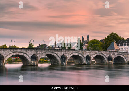 Sint servaasbrug (ou la st. servatius bridge) est un pont en pierre voûtée de l'autre côté de la meuse à Maastricht, Pays-Bas. Il est nommé après sain Banque D'Images