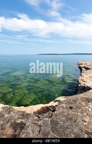 Des rochers et de roches sont visible sous la surface du lac Supérieur, le long des rives de Pictured Rocks National Lakeshore, près de munising au Michigan Banque D'Images