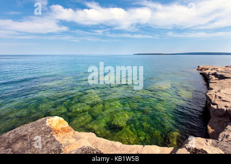 Les roches et les rochers sont visibles sous la surface du lac Supérieur, le long des rives de Pictured Rocks National Lakeshore, près de munising au Michigan Banque D'Images