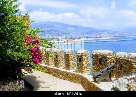 Vue sur le port de la forteresse (château d'Alanya mur alanya, Turquie). Banque D'Images