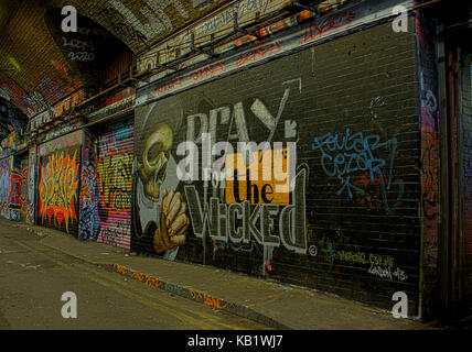 Londres le long tunnel Graffiti Leake Street, également connu sous le nom de Tunnel Bansy à Lambeth, London, England UK Banque D'Images