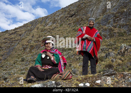 La Bolivie, la cordillère Apolobamba, kallawaya, femme, guérisseur, costume traditionnel, Banque D'Images