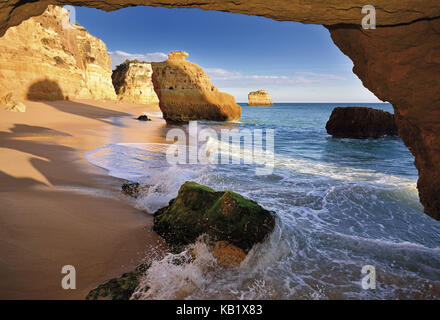 Portugal, algarve, vue d'une fosse de rock sur la plage Praia da Marinha, Banque D'Images