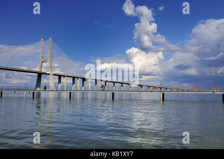 Portugal, Lisbonne, Ponte Vasco da Gama et banc Pont sur Rio Tejo dans le quartier parque le 69, Banque D'Images