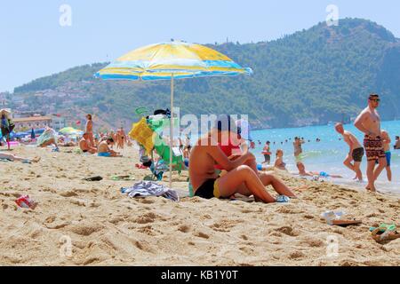 Juillet, 2017 - les vacanciers se baignent dans la mer et bronzer au soleil sur la plage de Cléopâtre (Istanbul, Turquie). Banque D'Images