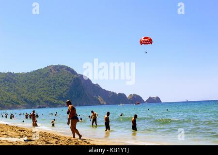 Juillet, 2017 - les vacanciers se baignent dans la mer et bronzer au soleil sur la plage de Cléopâtre (Istanbul, Turquie). Banque D'Images