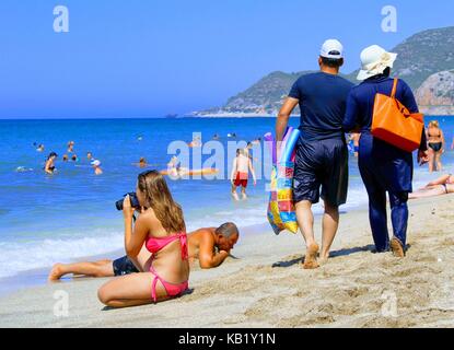 Juillet, 2017 - les vacanciers se baignent dans la mer et bronzer au soleil sur la plage de Cléopâtre (Istanbul, Turquie). Banque D'Images