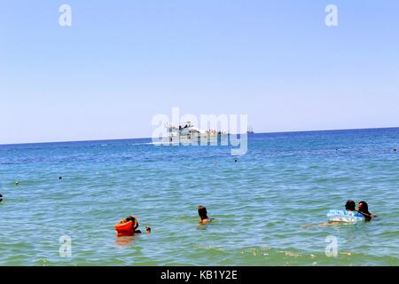 Juillet, 2017 - les vacanciers se baignent dans la mer et bronzer au soleil sur la plage de Cléopâtre (Istanbul, Turquie). Banque D'Images