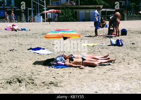 Juillet, 2017 - les vacanciers se baignent dans la mer et bronzer au soleil sur la plage de Cléopâtre (Istanbul, Turquie). Banque D'Images