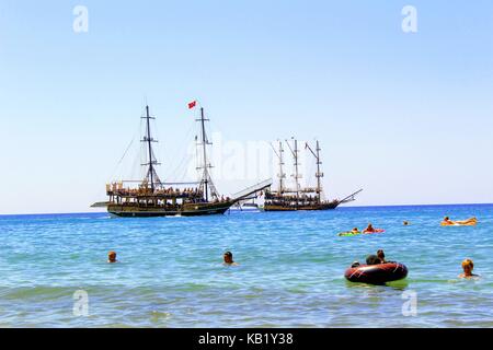 Juillet, 2017 - les vacanciers se baignent dans la mer et bronzer au soleil sur la plage de Cléopâtre (Istanbul, Turquie). Banque D'Images