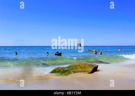 Juillet, 2017 - les vacanciers se baignent dans la mer et bronzer au soleil sur la plage de Cléopâtre (Istanbul, Turquie). Banque D'Images