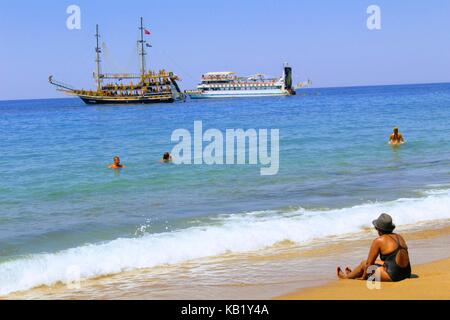 Juillet, 2017 - les vacanciers se baignent dans la mer et bronzer au soleil sur la plage de Cléopâtre (Istanbul, Turquie). Banque D'Images