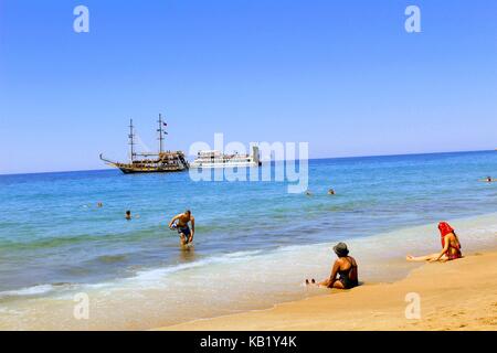 Juillet, 2017 - les vacanciers se baignent dans la mer et bronzer au soleil sur la plage de Cléopâtre (Istanbul, Turquie). Banque D'Images