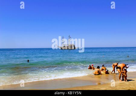 Juillet, 2017 - les vacanciers se baignent dans la mer et bronzer au soleil sur la plage de Cléopâtre (Istanbul, Turquie). Banque D'Images