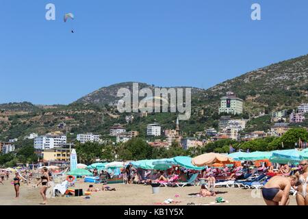 Juillet, 2017 - les vacanciers se baignent dans la mer et bronzer au soleil sur la plage de Cléopâtre (Istanbul, Turquie). Banque D'Images