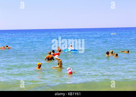 Juillet, 2017 - les vacanciers se baignent dans la mer et bronzer au soleil sur la plage de Cléopâtre (Istanbul, Turquie). Banque D'Images