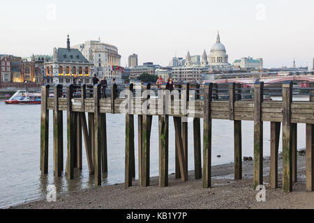 L'Angleterre, Londres, Southwark, South Bank, banque de tamise, Banque D'Images