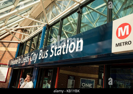 Les panneaux d'entrée de Leeds City Bus & Coach Station à Eastgate, Leeds Banque D'Images