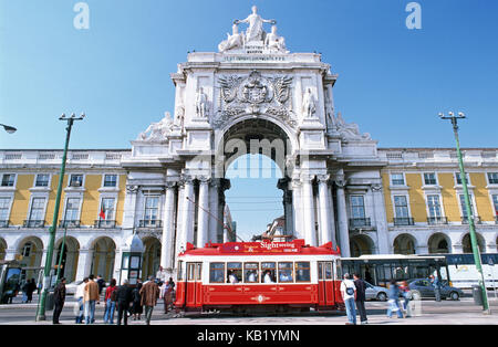 Portugal, Lisbonne, touristiques et historiques le tram en face de l'Arc de triomphe dans la Praca do Comercio, Banque D'Images