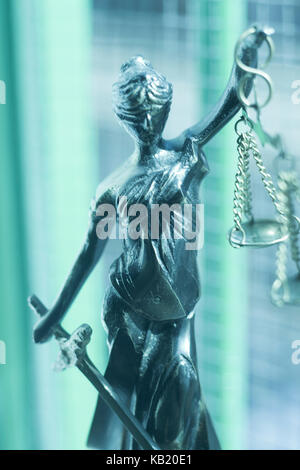 Cabinet juridique statue en bronze de la déesse Thémis avec balance de la justice dans le bureau d'avocats. Banque D'Images