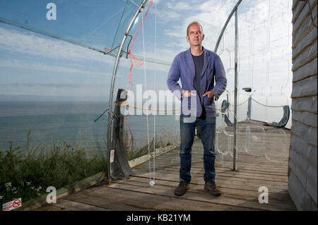 Kevin mccloud avec son hangar à watchet, Somerset. Banque D'Images